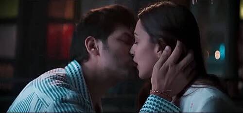 Kiara Advani Hot Sex Kissing in Satyaprem Ki Katha 2023